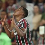 Jhon Arias agradecendo a Deus em jogo do Fluminense
