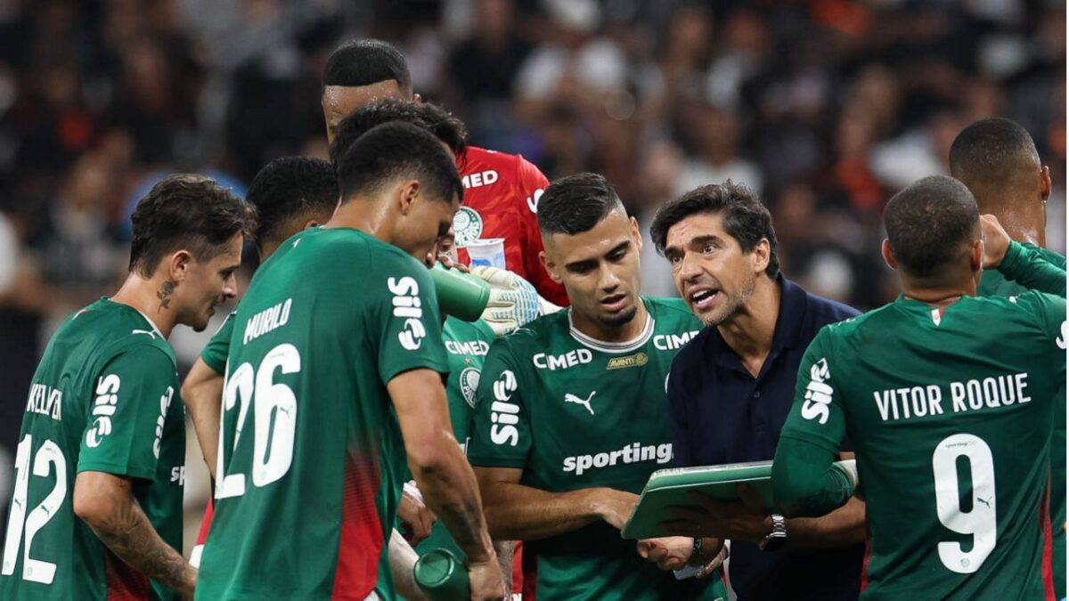 Jogadores do Palmeiras recebendo instruções em Corinthians 0 x 1 Palmeiras - Neo Química Arena, Campeonato Paulista (08/02/2026)