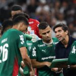 Jogadores do Palmeiras recebendo instruções em Corinthians 0 x 1 Palmeiras - Neo Química Arena, Campeonato Paulista (08/02/2026)