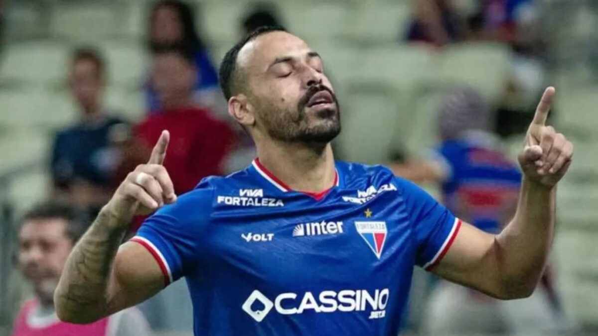 Moisés agradecendo a Deus em jogo do Fortaleza