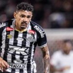 Tiquinho Soares em campo pelo Santos, com o segundo uniforme, alvinegro