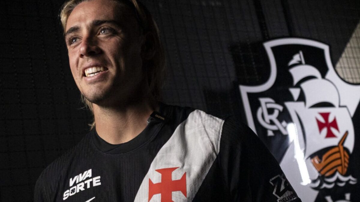 Claudio Spinelli em foto oficial como novo reforço do Vasco