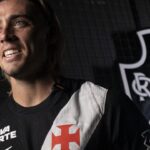 Claudio Spinelli em foto oficial como novo reforço do Vasco