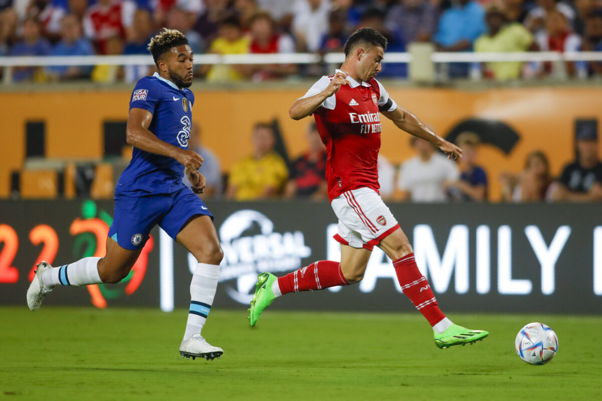 Gabriel Martinelli (direita) com a bola e Reece James (esquerda) na marcação em Arsenal x Chelsea de 2022