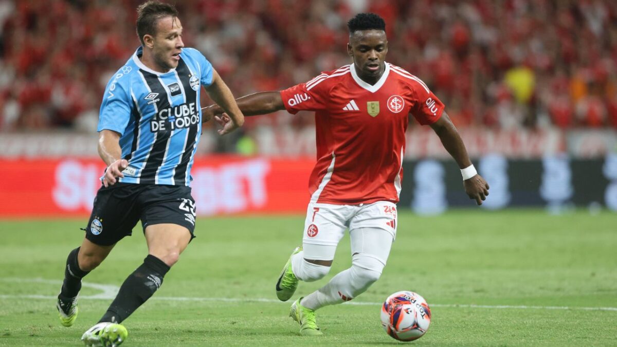 Carbonero (direita) com a bola e Arthur na marcação (esquerda) - Internacional x Grêmio - GreNal 449 da primeira fase do Gauchão 2026, no Beira-Rio