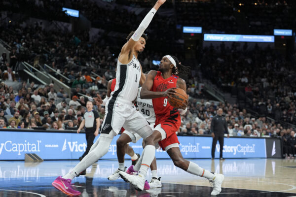 Onde assistir Spurs x Blazers e odds pela NBA hoje (19/04/2026)